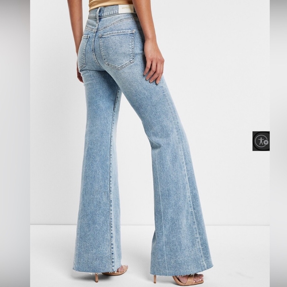 Express Mid Rise 70s Flare Jeans in Light Wash / Size 2R